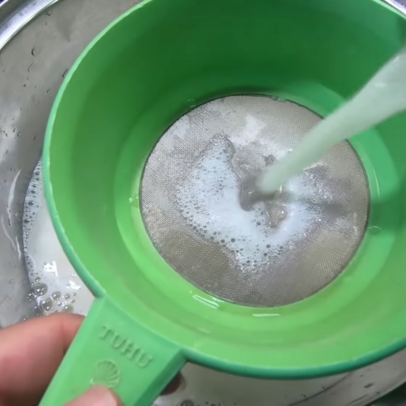 Bước 2 Rây lọc hỗn hợp Sữa hạt sen thuần túy