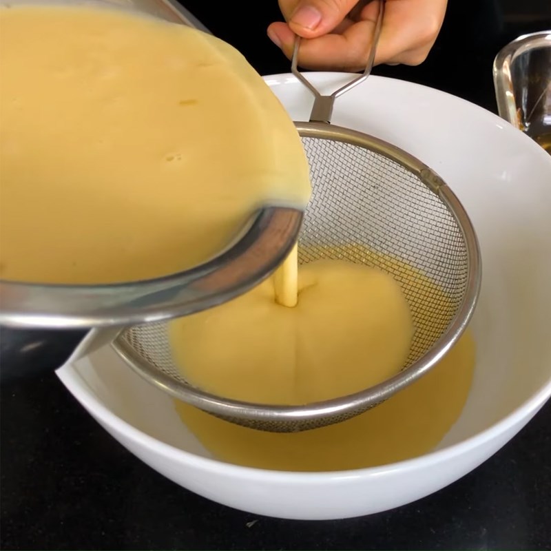Bước 3 Rây mịn hỗn hợp sữa Bánh flan bằng nồi chiên không dầu
