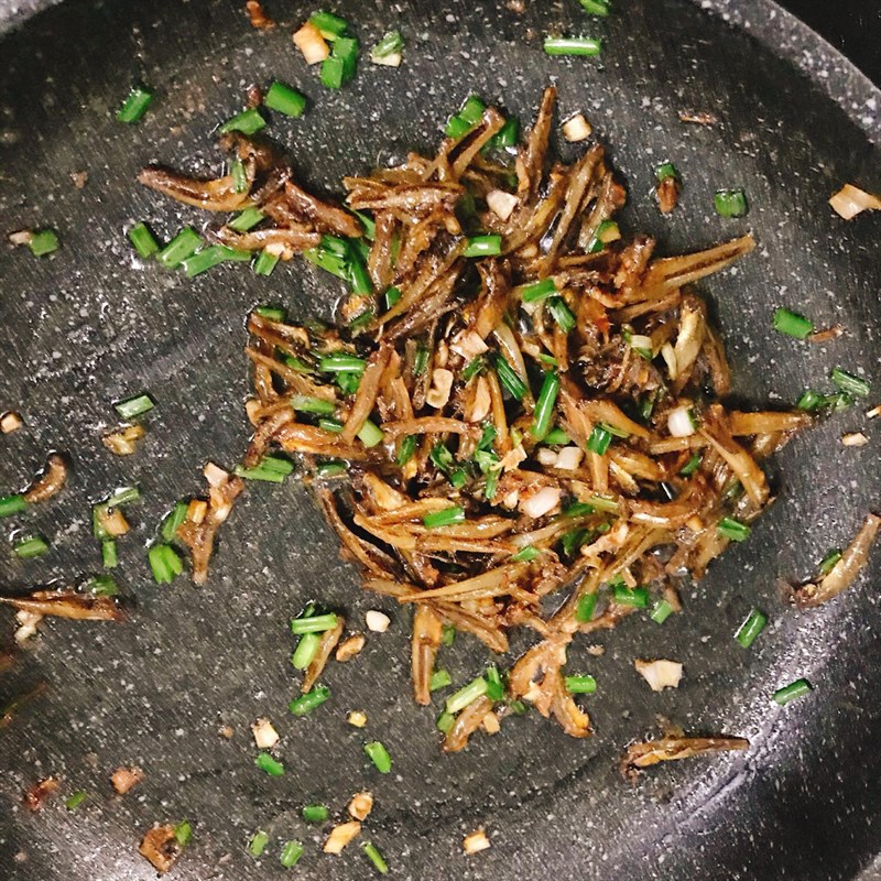 Bước 2 Rim cá Cá cơm khô rim cay