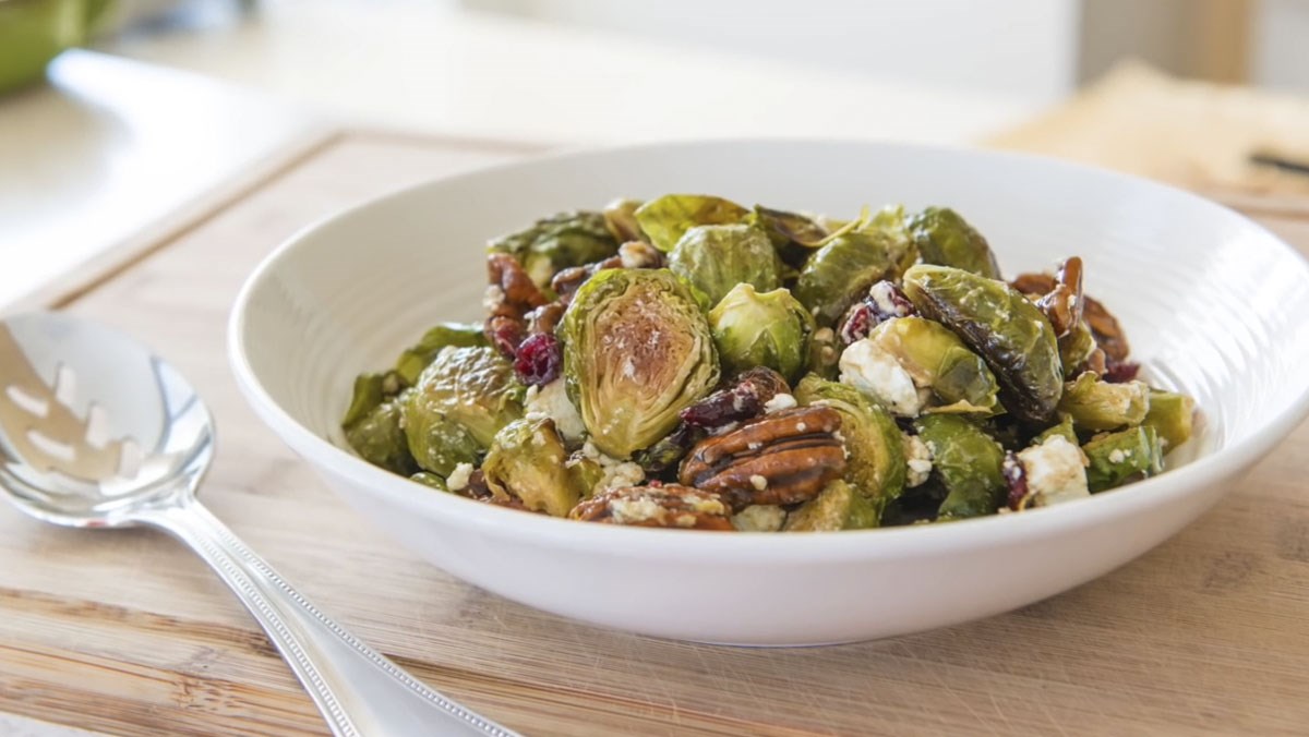 Salad bắp cải tí hon hạt hồ đào