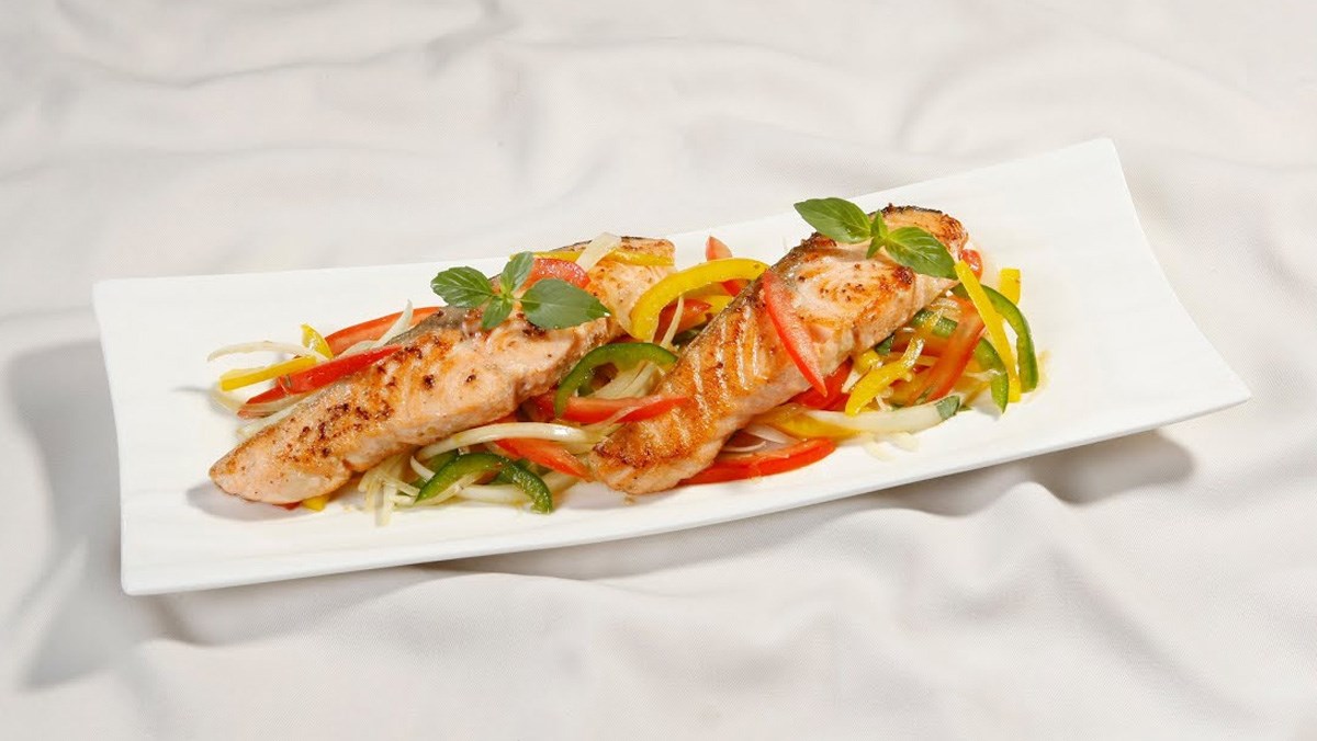Salad cá hồi húng quế
