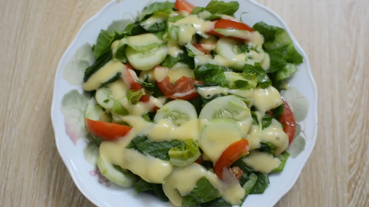 Salad dưa chuột cà chua sốt mayonnaise