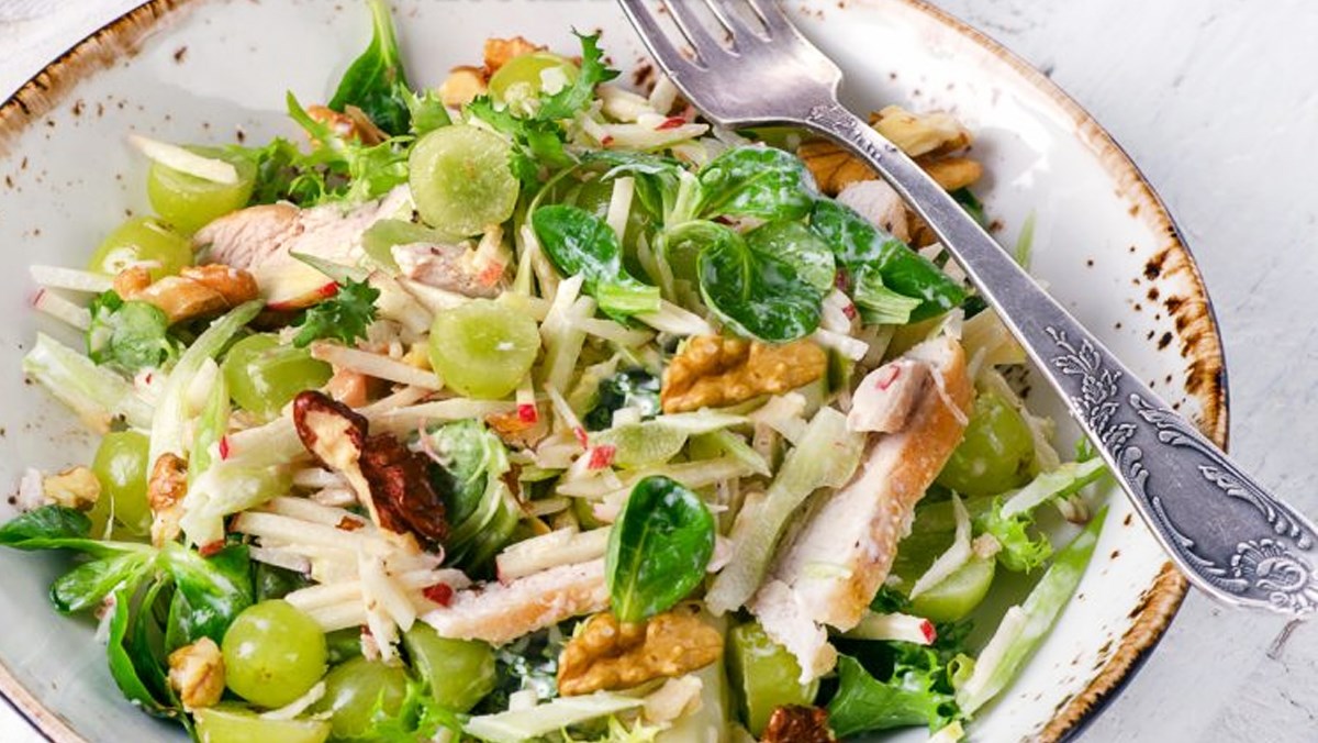 Salad gà hạt óc chó