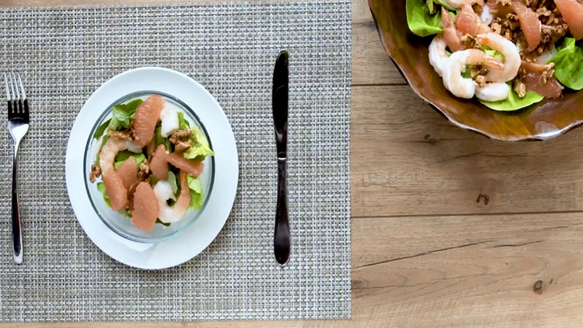Salad tôm bưởi hạt óc chó