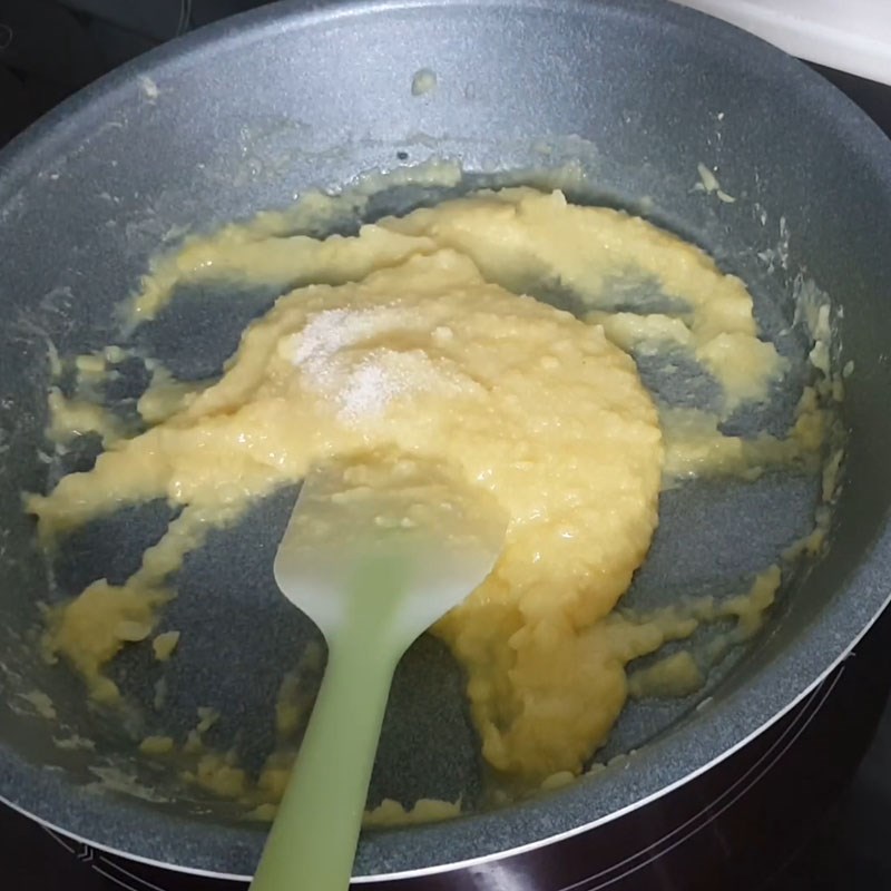 Bước 2 Sên nhân đậu xanh Chè trôi nước cá chép