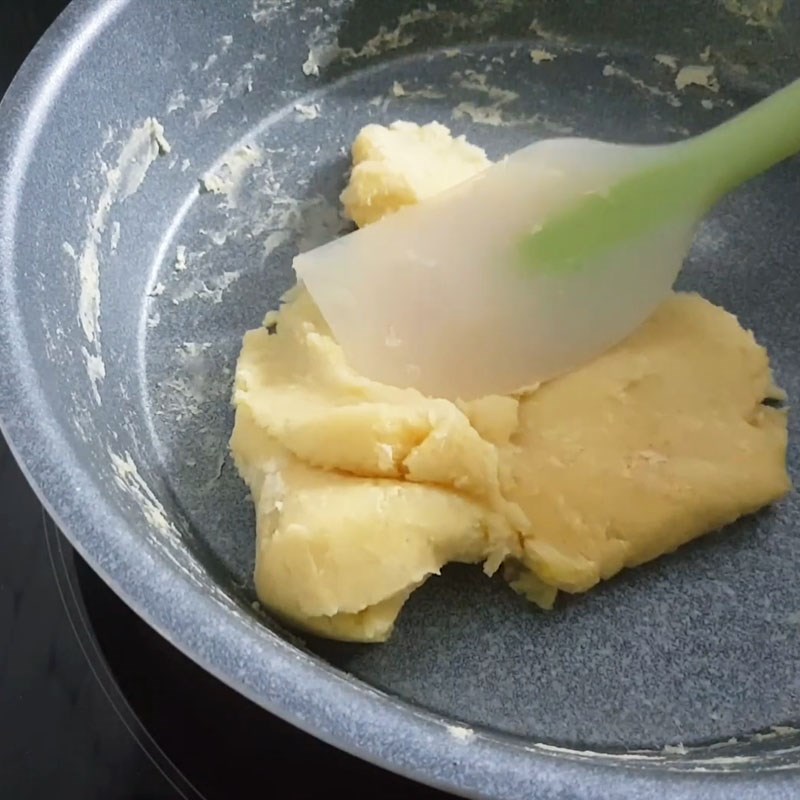 Bước 2 Sên nhân đậu xanh Chè trôi nước cá chép