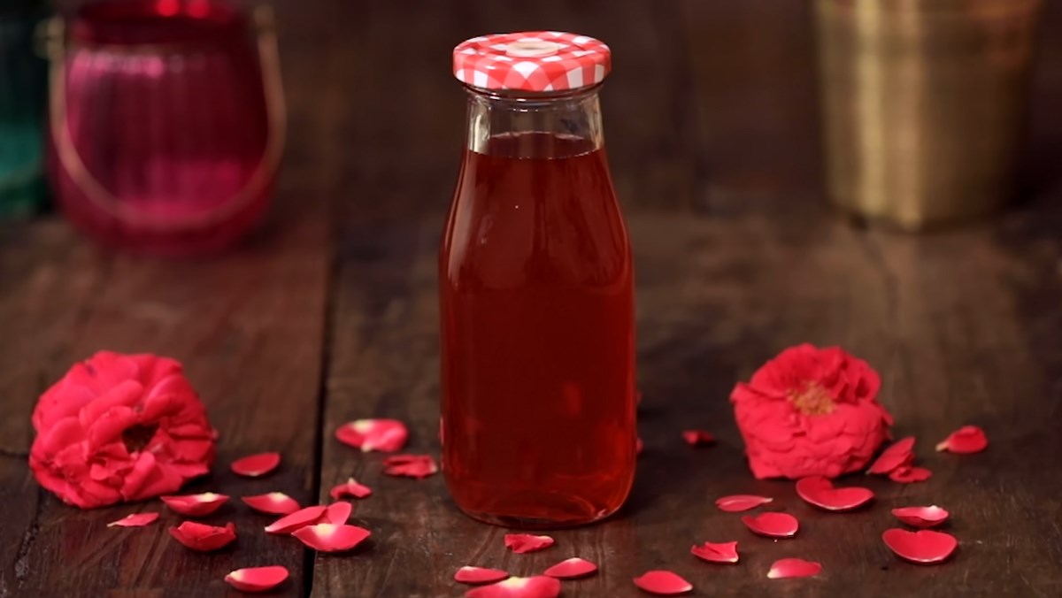 Siro hoa hồng bằng tinh dầu hoa hồng