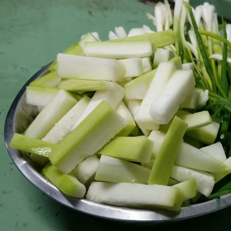 Bước 3 Sơ chế bầu và rau ăn kèm Cháo cá lóc nấu bầu