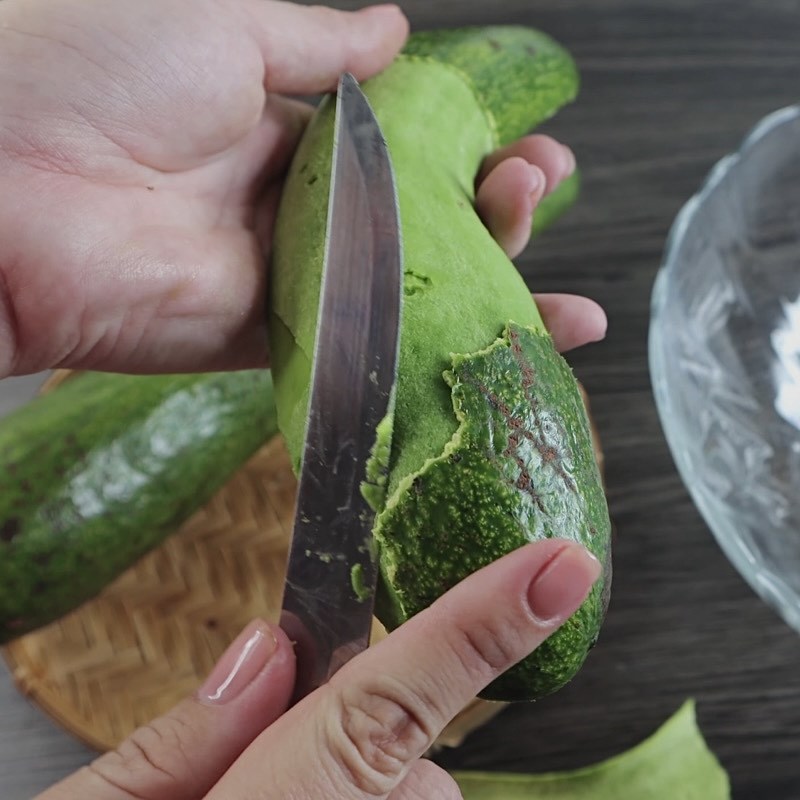 Bước 1 Sơ chế bơ Kem bơ túi sữa chua