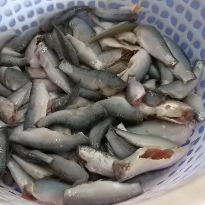 Bước 1 Sơ chế cá Mắm cá linh