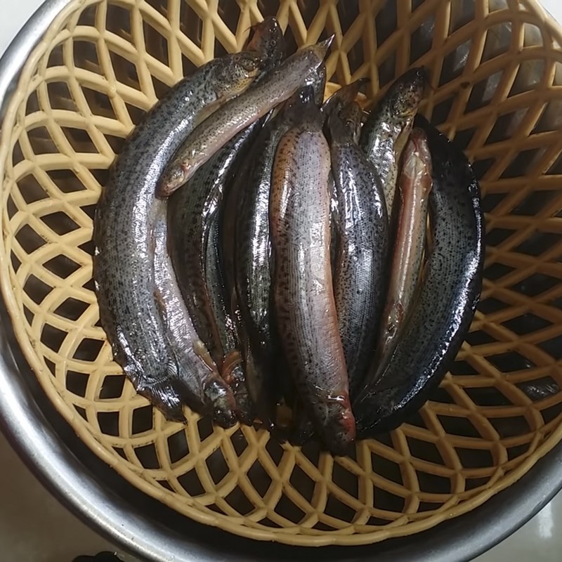 Bước 1 Sơ chế cá chạch Cá chạch kho sả nghệ