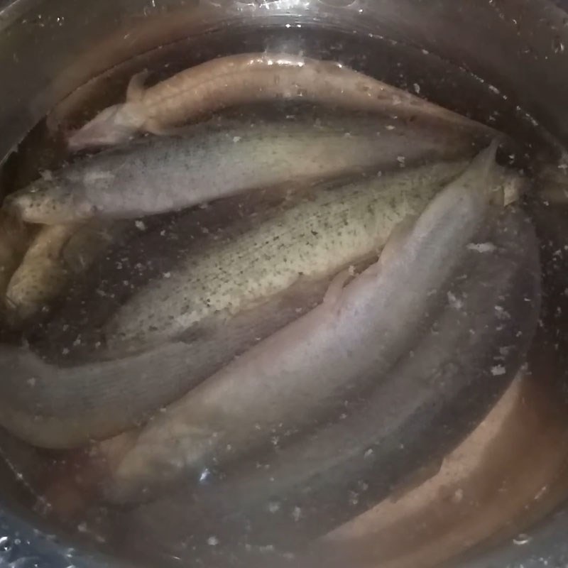 Bước 1 Sơ chế cá chạch Cá chạch nấu canh chua