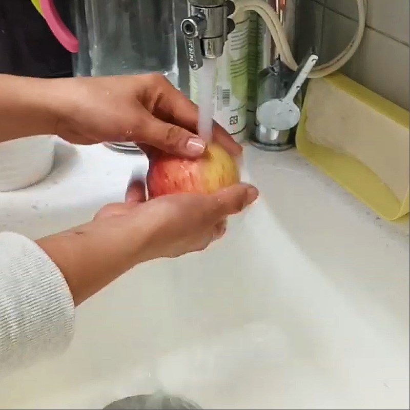 Bước 1 Sơ chế cà chua, cà rốt, táo Sinh tố cà chua cà rốt táo