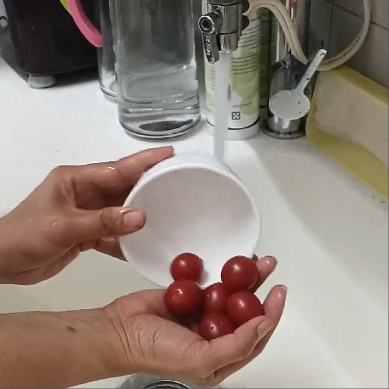 Bước 1 Sơ chế cà chua, cà rốt, táo Sinh tố cà chua cà rốt táo