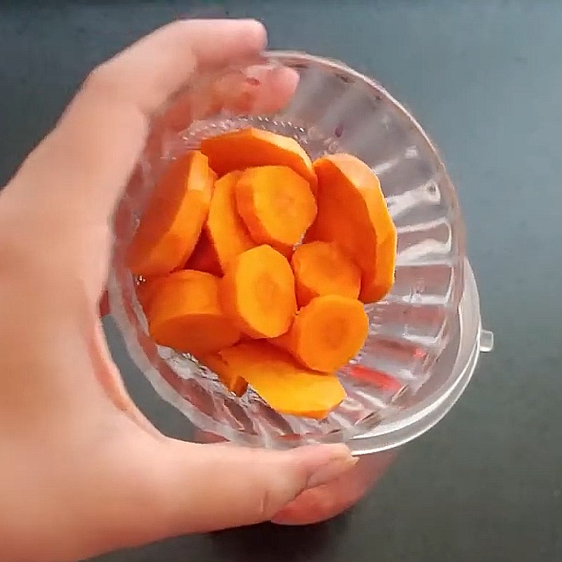 Bước 1 Sơ chế cà chua và cà rốt Sinh tố cà chua cà rốt