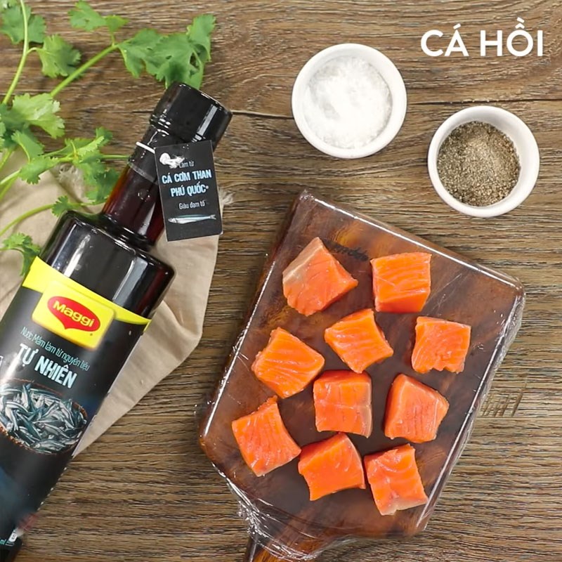 Bước 1 Sơ chế cá hồi Cá hồi chiên xù sốt ngò, thì là