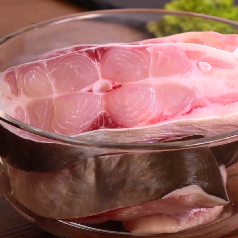 Bước 1 Sơ chế cá hú Canh măng chua cá hú