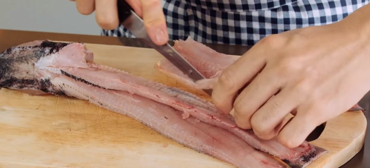 Bước 1 Sơ chế cá lóc Bún nước lèo
