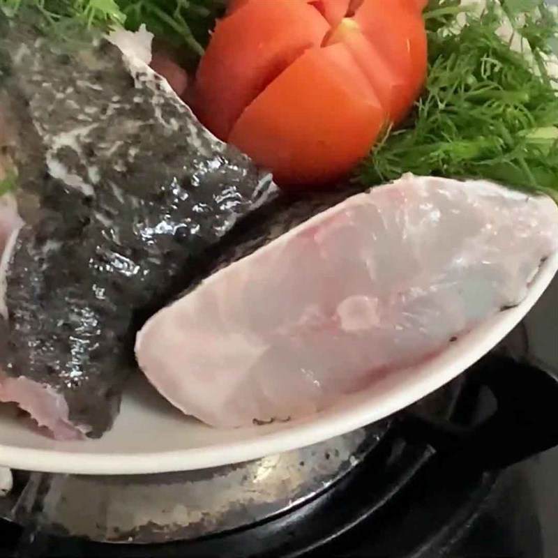 Bước 1 Sơ chế cá mú Lẩu cá mú chua cay