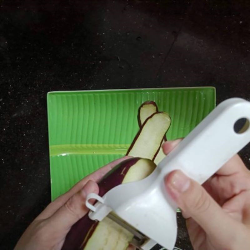 Bước 1 Sơ chế cà tím Cà tím cuộn thịt chiên giòn
