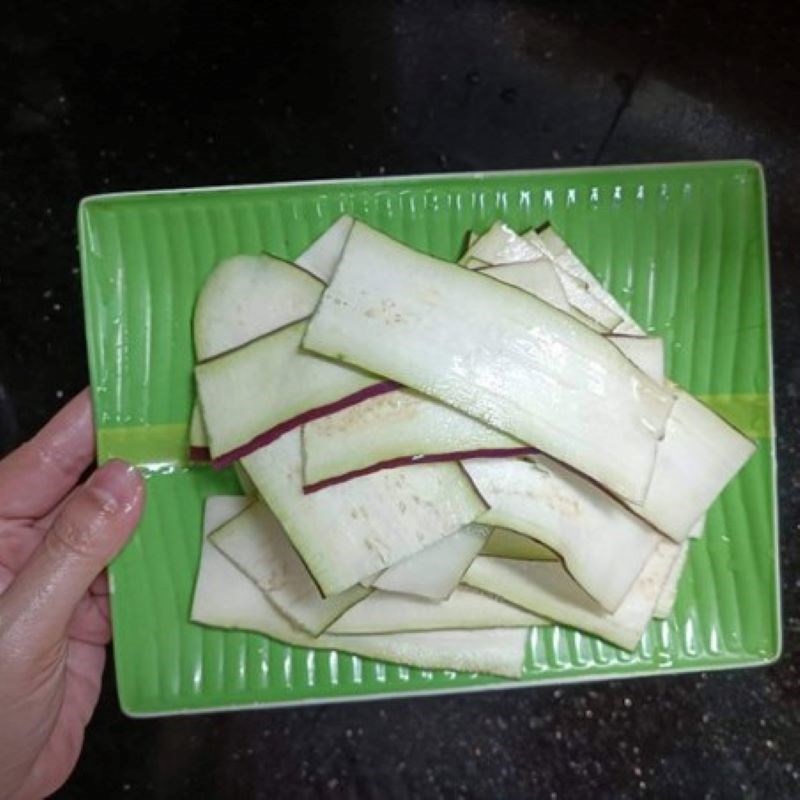 Bước 1 Sơ chế cà tím Cà tím cuộn thịt chiên giòn