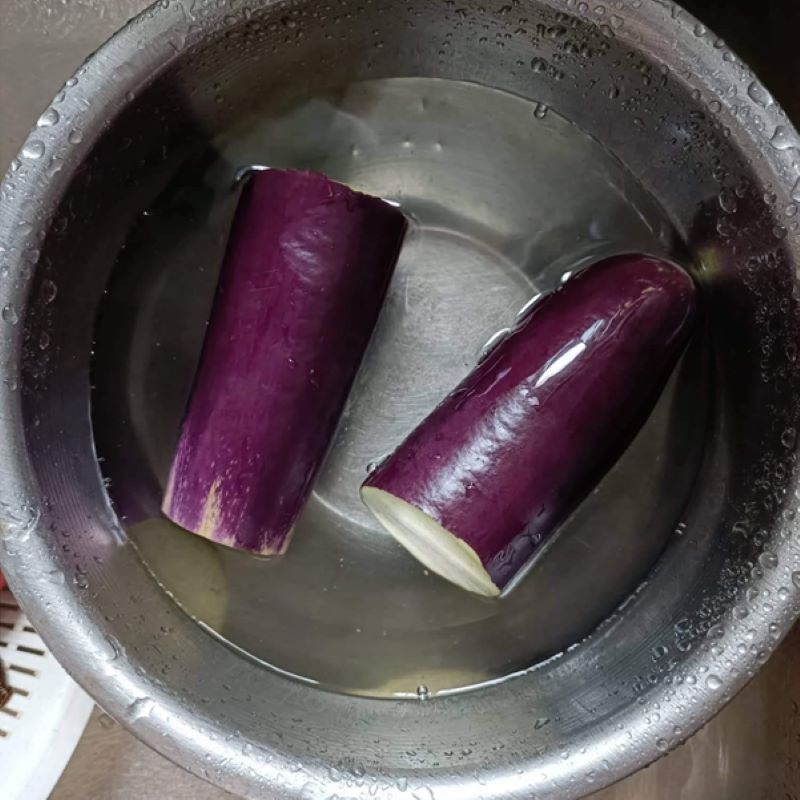 Bước 1 Sơ chế cà tím Cà tím cuộn thịt chiên giòn
