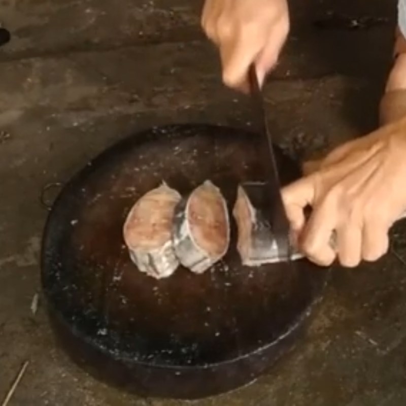 Bước 1 Sơ chế cá trê Cá trê kho dưa chua