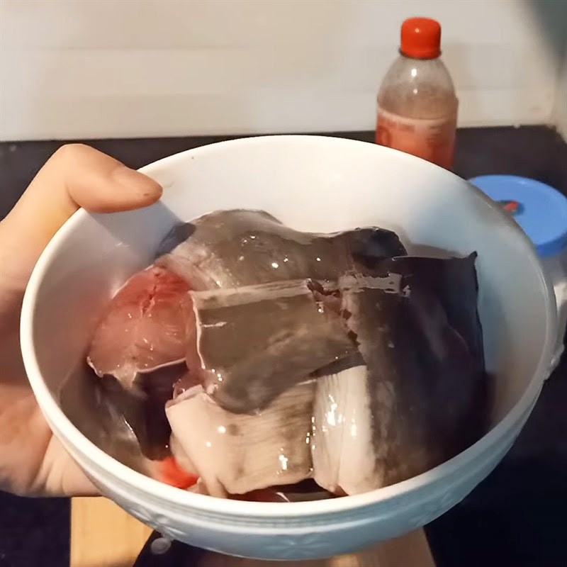Bước 1 Sơ chế cá trê Cá trê kho tiêu