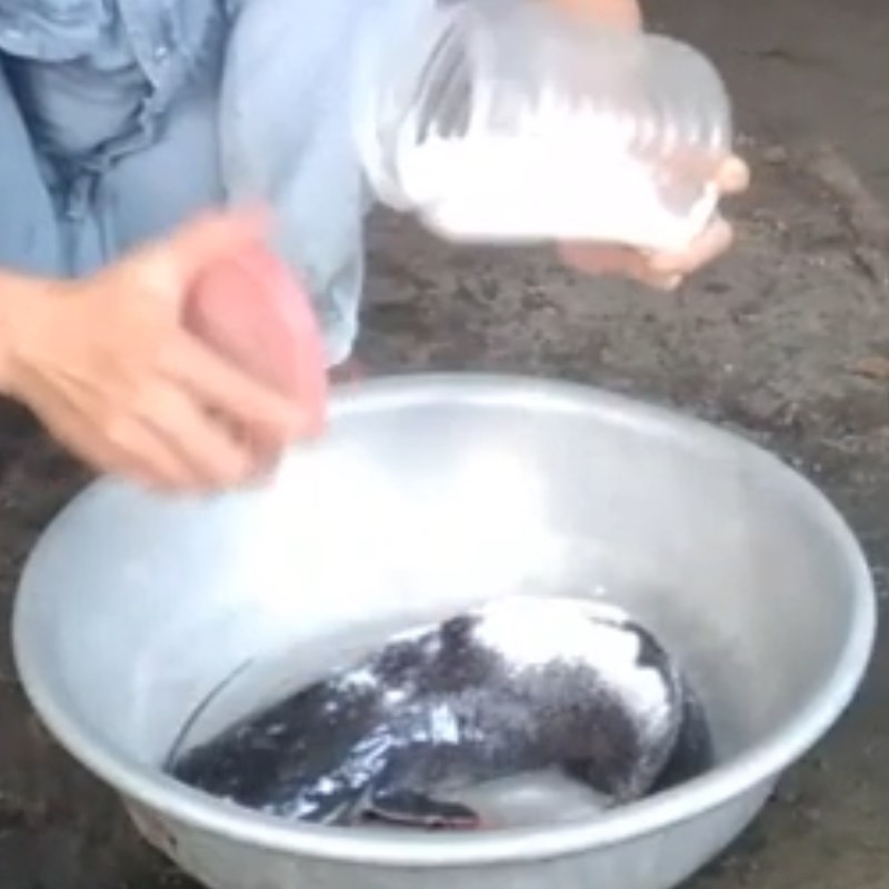 Bước 1 Sơ chế cá trê Cá trê kho dưa chua