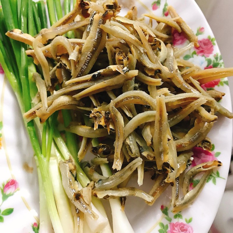 Bước 1 Sơ chế cá và pha sốt Cá cơm khô rim cay