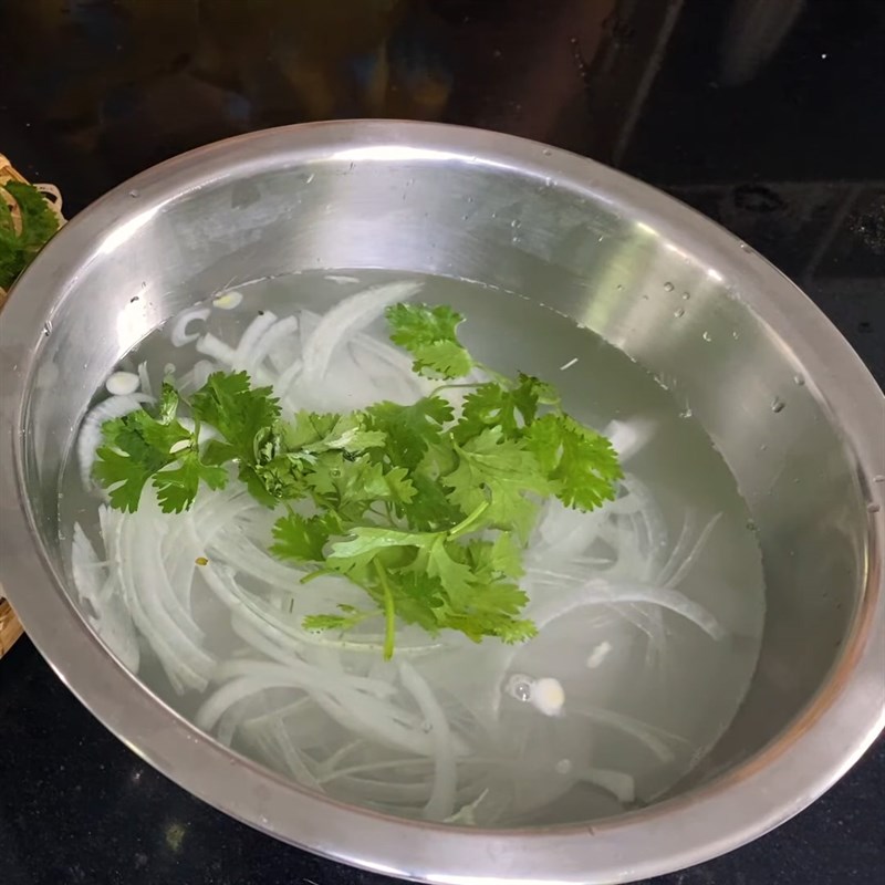 Bước 4 Sơ chế các loại rau ăn kèm Bún bò chả cua