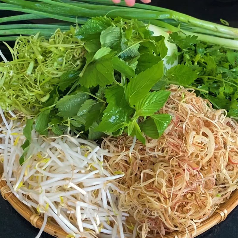 Bước 4 Sơ chế các loại rau ăn kèm Bún bò chả cua