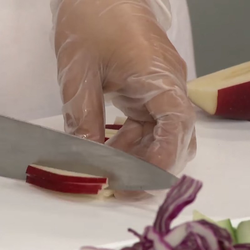 Bước 3 Sơ chế các loại rau củ Salad táo với tôm