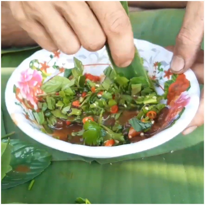 Bước 2 Sơ chế các loại rau và làm nước chấm Ếch nướng mọi