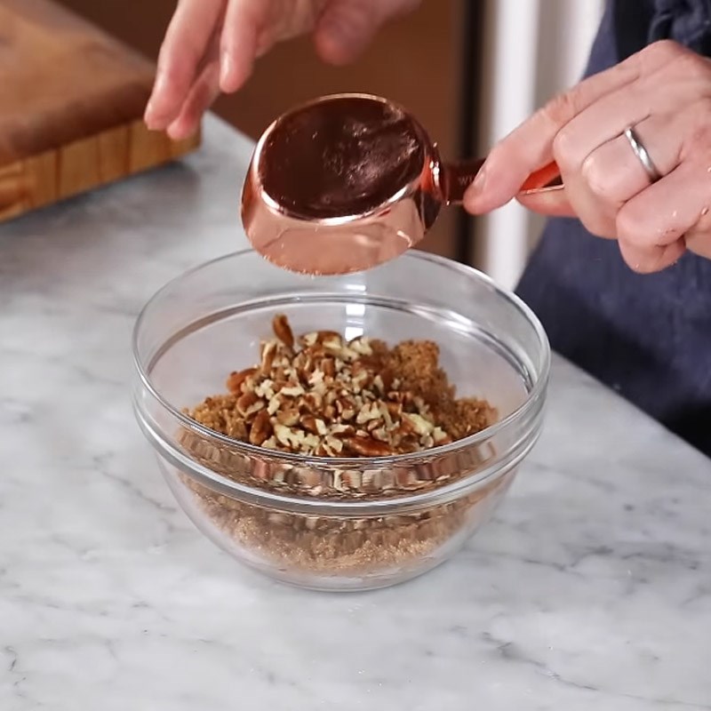 Bước 1 Sơ chế các nguyên liệu Táo nướng caramel