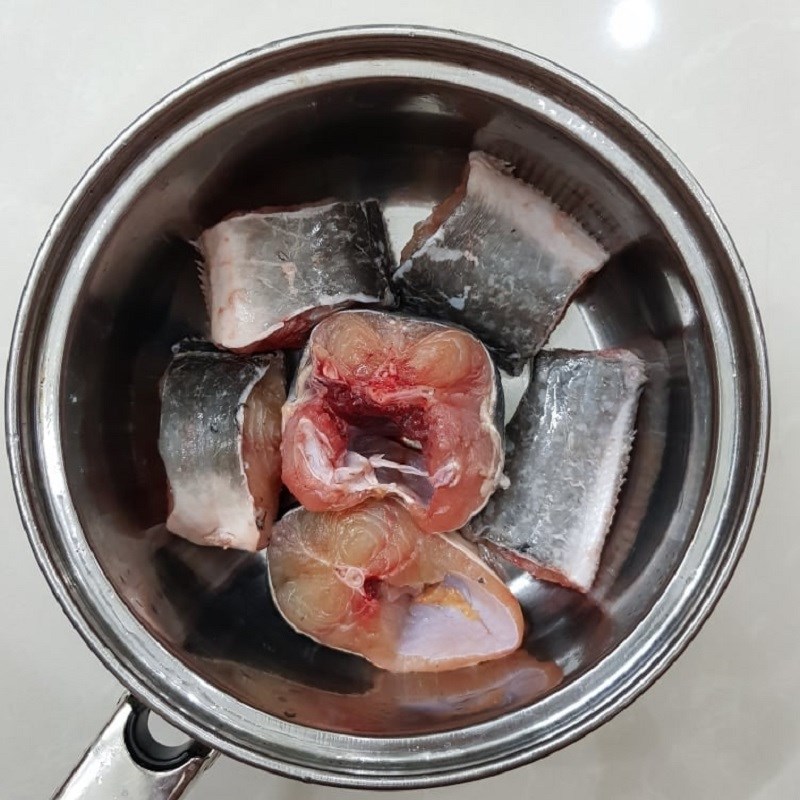 Bước 1 Sơ chế các nguyên liệu Cá trê kho gừng