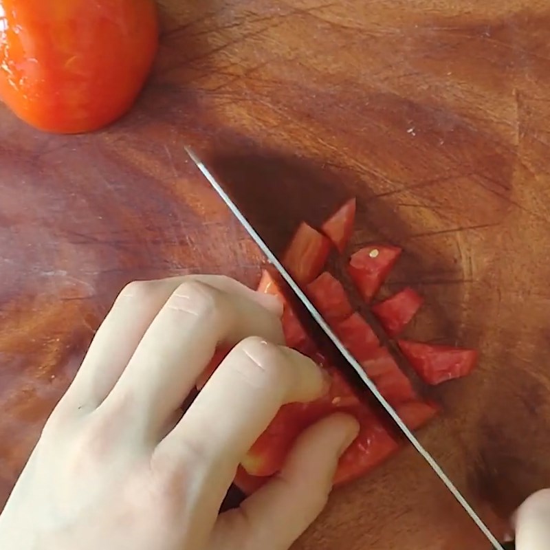 Bước 2 Sơ chế các nguyên liệu Salad bơ trứng cút