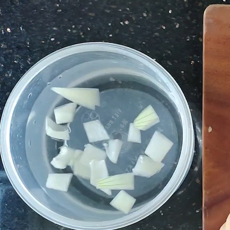 Bước 2 Sơ chế các nguyên liệu Salad bơ trứng cút