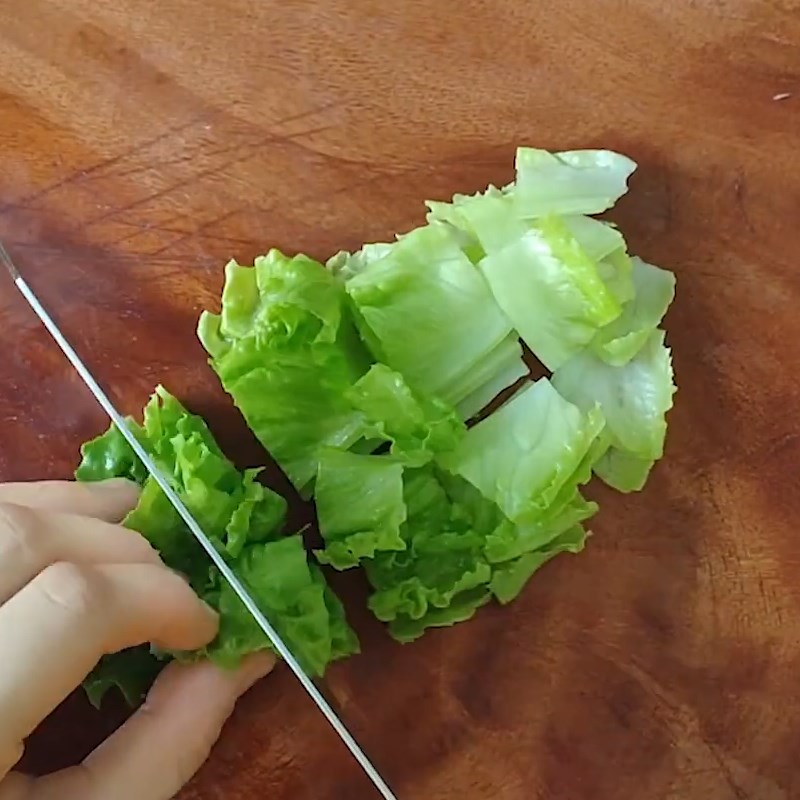 Bước 2 Sơ chế các nguyên liệu Salad bơ trứng cút