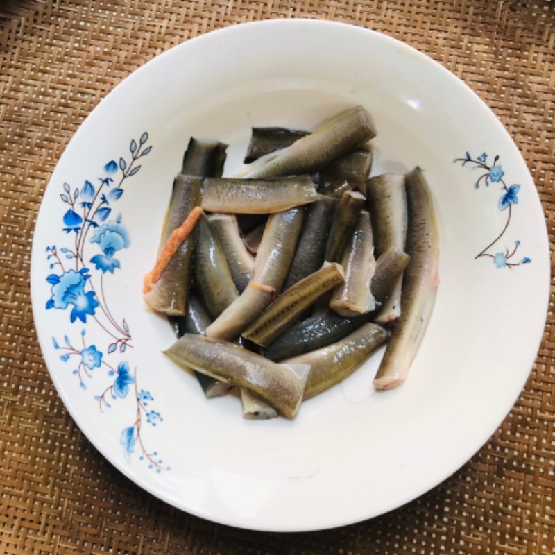 Bước 1 Sơ chế các nguyên liệu Cá chạch kho sả nghệ nước dừa