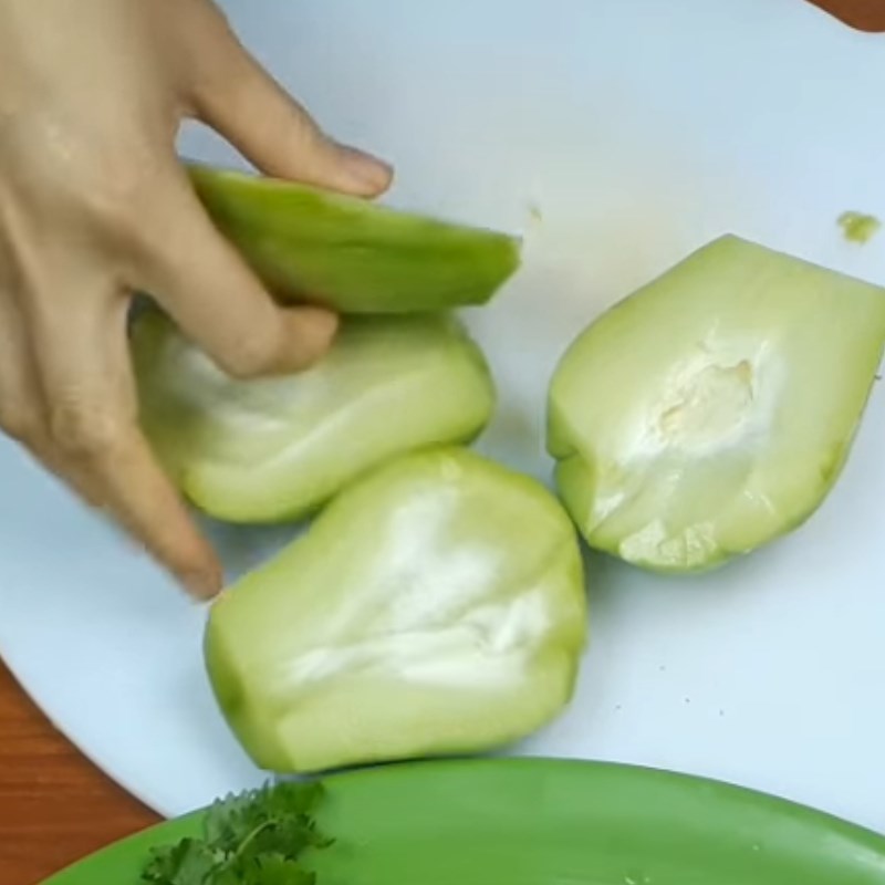 Bước 1 Sơ chế các nguyên liệu Su su xào thịt bò