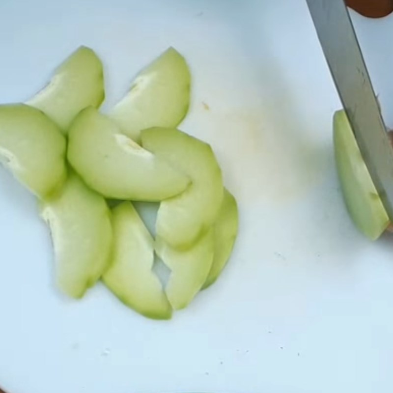 Bước 1 Sơ chế các nguyên liệu Su su xào thịt bò