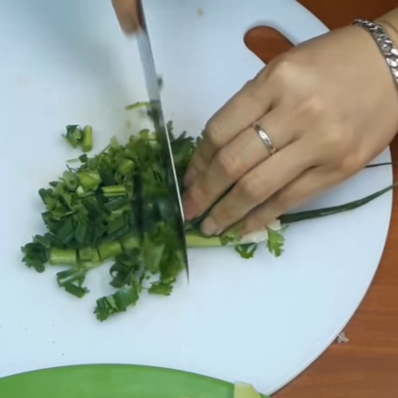 Bước 1 Sơ chế các nguyên liệu Su su xào thịt bò