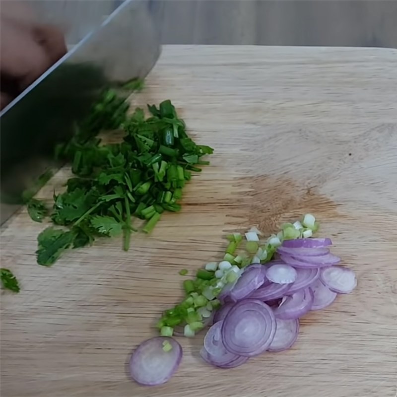 Bước 2 Sơ chế các nguyên liệu Mì chiên trứng