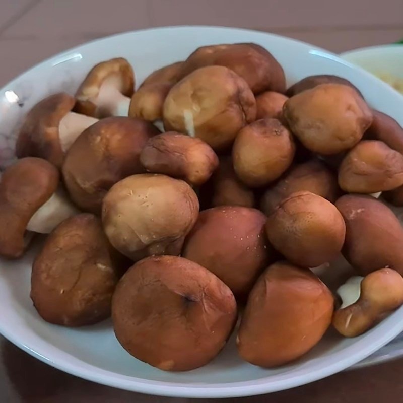 Bước 2 Sơ chế các nguyên liệu còn lại Tàu hũ ky kho nấm chay (Công thức được chia sẻ bởi Tiktok Bếp chay XANH)