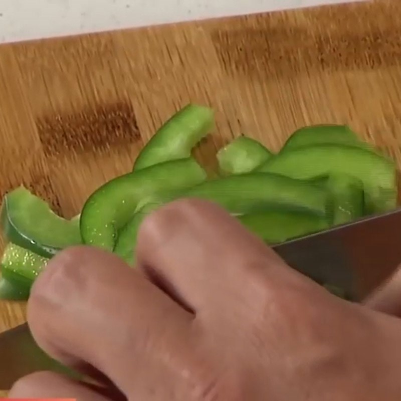 Bước 2 Sơ chế các nguyên liệu còn lại Salad cá hồi húng quế