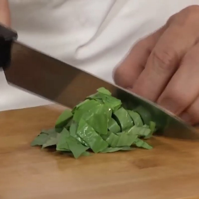 Bước 2 Sơ chế các nguyên liệu còn lại Salad cá hồi húng quế