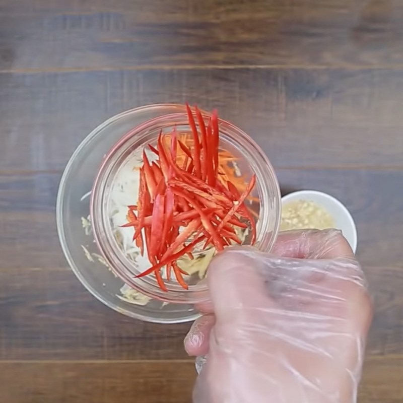Bước 2 Sơ chế các nguyên liệu còn lại Gỏi chân gà rút xương cà rốt hành tây
