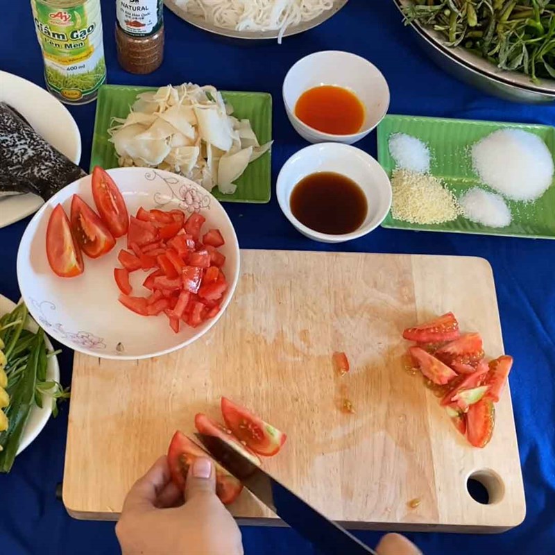 Bước 2 Sơ chế các nguyên liệu khác Lẩu cá mú măng chua