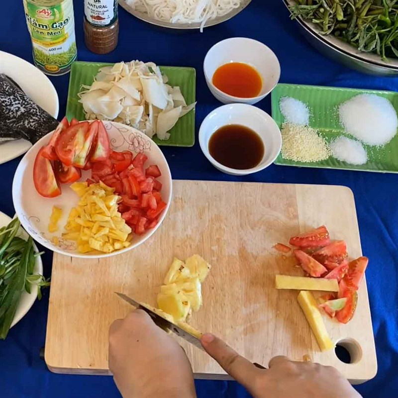Bước 2 Sơ chế các nguyên liệu khác Lẩu cá mú măng chua